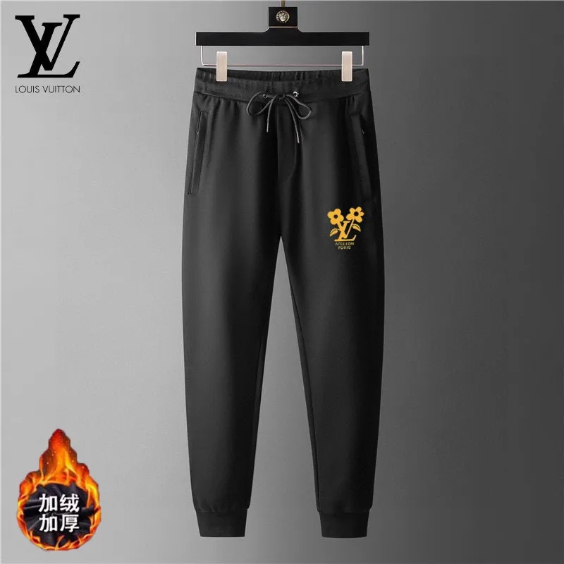 🅿️420 brand [LV Louis Vuitton] (velvet and thickened) 2025 spring new product, celebrities' favorite fashion-flavored casual suit, clean and neat tailoring, full of urban style. It is made of high-quality customized fabrics, with excellent thermal insulation effect inside, soft and dry feel, and a crisp and stylish upper body effect. The three-dimensional cutting process and the pattern are all of high standards, and the silhouette version has the right benefits! It is not tight at all, and you feel good when you wear it. So many top-quality raw materials create high-end products with unparalleled value. It is the first choice for high-end fashion people. (Size: M-4XL can wear up to 200 pounds)